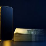 Pametni telefon ob kupu bankovcev